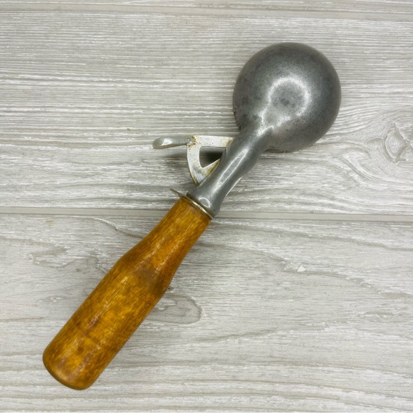 Vintage metal and wood ice cream scooper can be used it as decoration’s kitchen - Picture 5 of 8